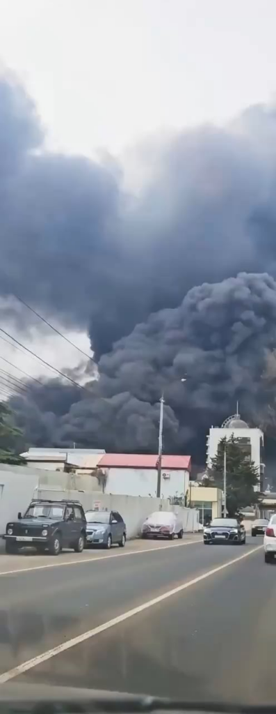 クラスノダール地方のロスネフチ・トゥアプセ製油所が今も燃えている映像。市内の一部で避難が始まった。