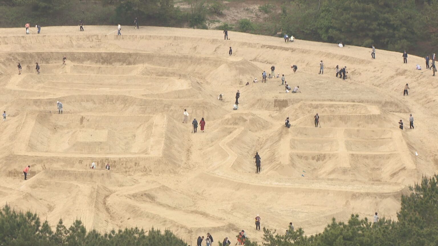 輪郭くっきり　銭形砂絵「寛永通宝」の砂ざらえ　地元住民らが参加　香川・観音寺 | KSBニュース | KSB瀬戸内海放送