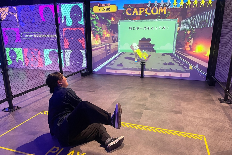 「カプコンキャラモーション」を体験。この体勢はきついて...（Lmaga.jp撮影）