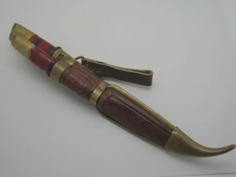 プーッコについての質問: 真鍮はどのようにして革に「くっつく」のですか?リベットが見えません。のり？それとも物理的にぴったりとくっついているだけでしょうか？ （ちなみにセクシーなナイフ）