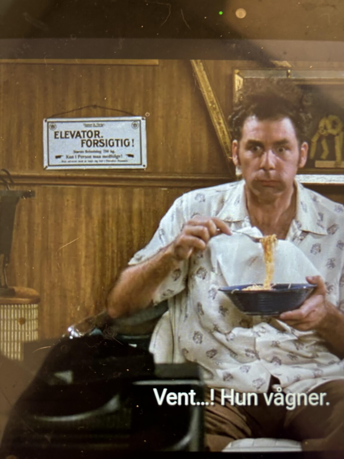 アメリカのテレビ番組で古いデンマークのエレベーターサインを見る可能性は低いです。でも決してゼロにはならない