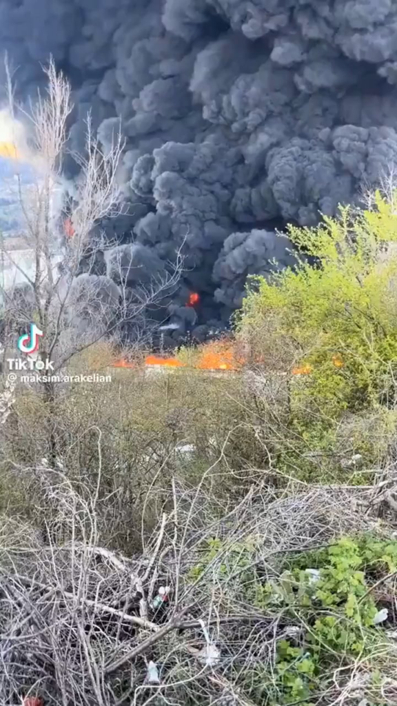 ロシアのトゥアプセ製油所での火災は、3日連続で依然として勢いが衰えない。