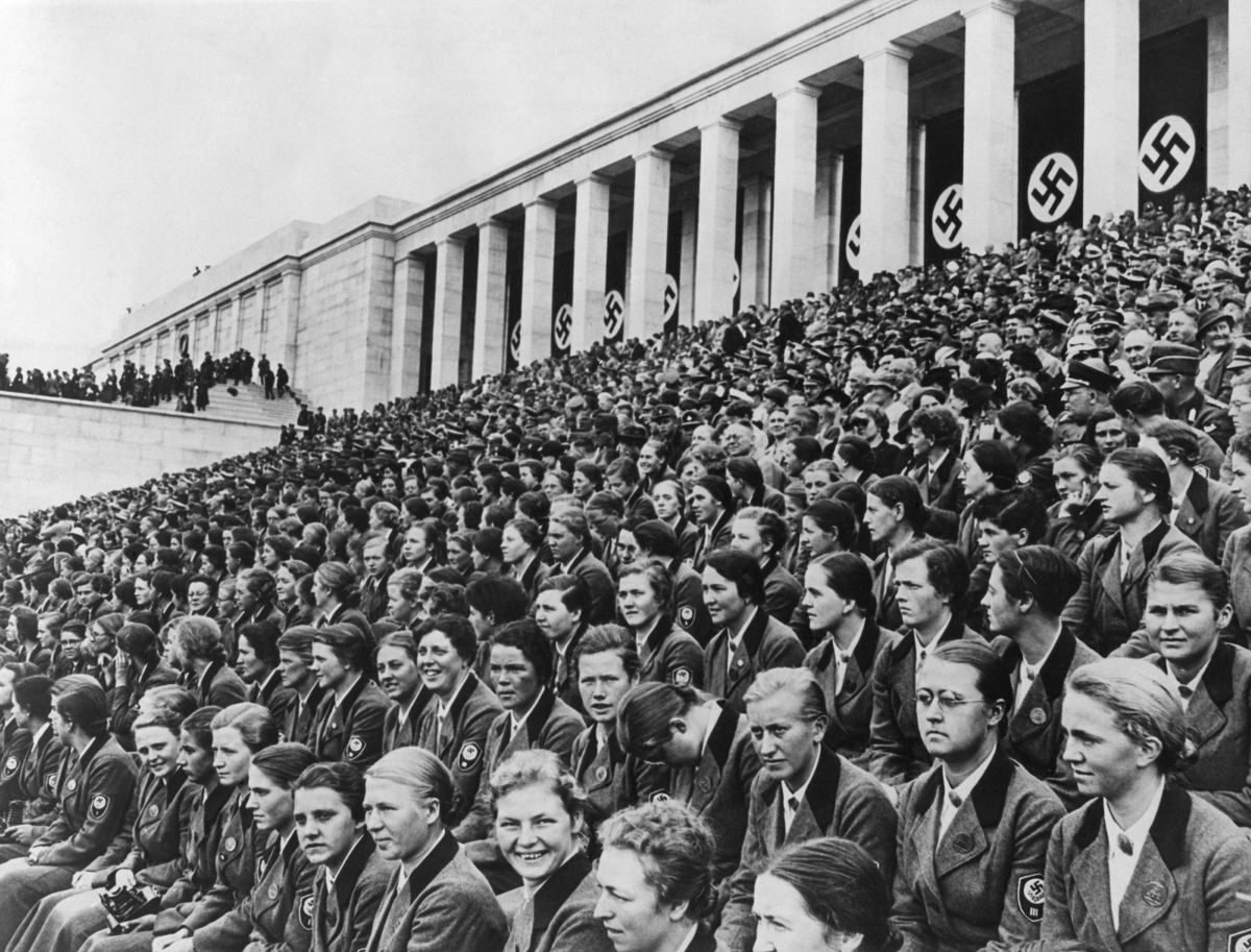 ニュルンベルクでのナチス党大会に参加した群衆/Everett/Shutterstock via CNN Newsource