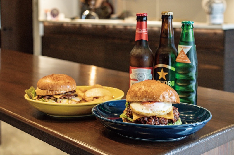 CoCo Burgers&Sports Barのベーコンジャムバーガーとレモンバーガー