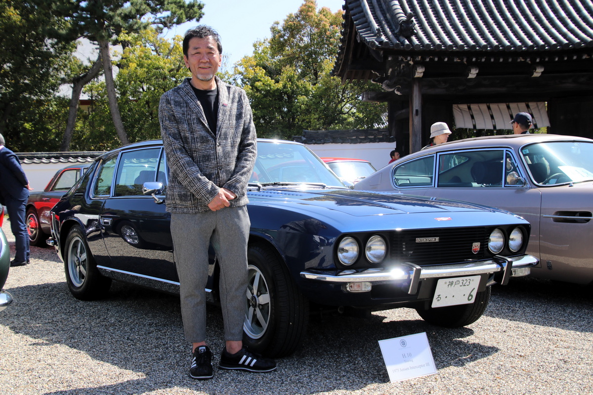ジェンセン・インターセプターIIIと、オーナーの湯川晃宏さん。