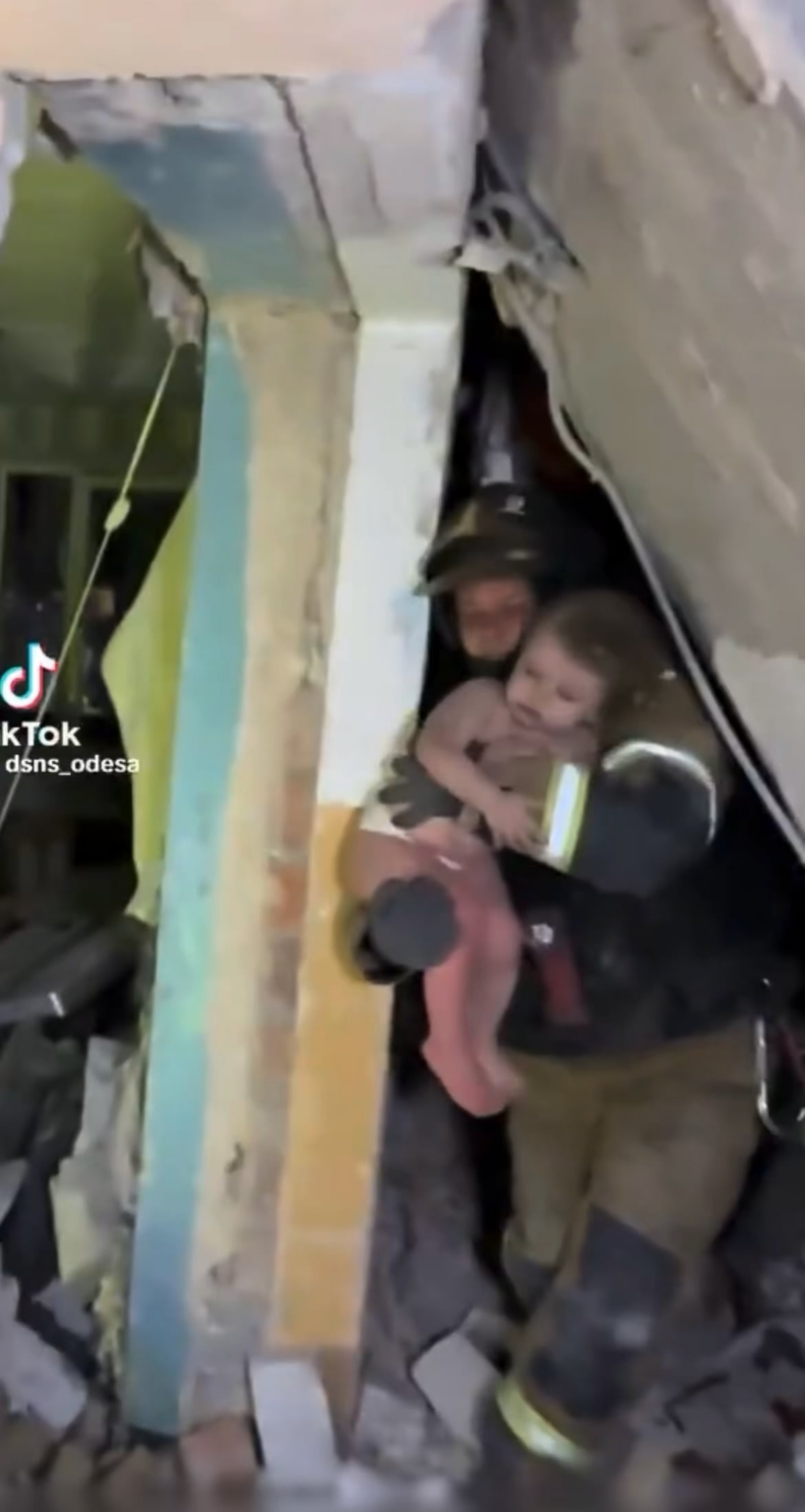 最近の爆撃から救われた少女に関する心温まる最新情報