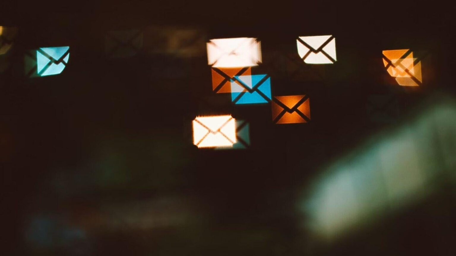 450万件の電子メールアドレスが暴露：大規模漏洩がフランスを襲い、省庁や大使館も影響を受ける