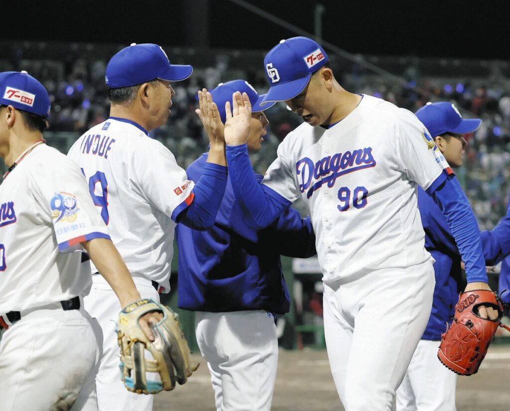 広島に勝利し井上監督とタッチを交わす松山