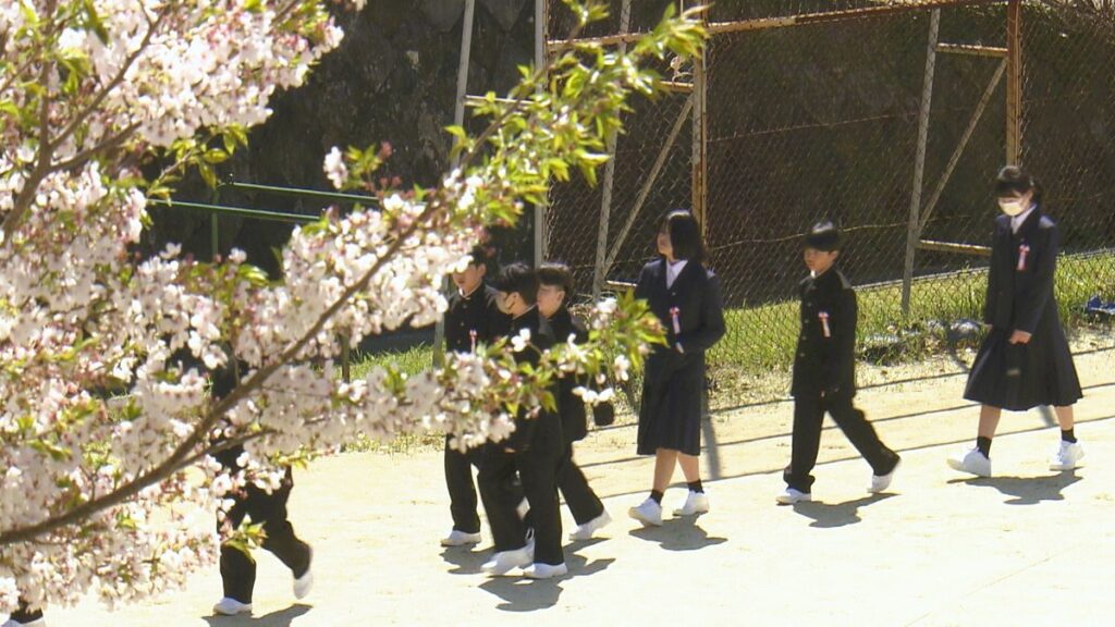 真新しい制服姿で期待を胸に…「県内の公立中学校で入学式」今年度の新入生は約1万1100人《長崎》(2026年4月8日掲載)|NIB NEWS NNN 共有
