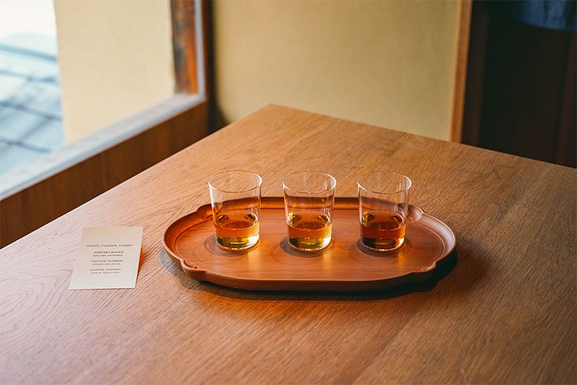 コーヒーの葉、花、実を用いた3種のオリジナルドリンクからコースが始まる。