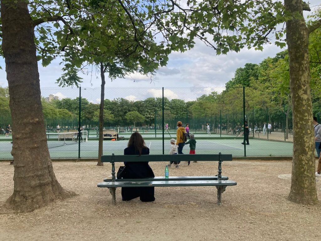 パリ・カルチャー情報「パリのベンチがつくる、滞在とフラヌリーの風景 」