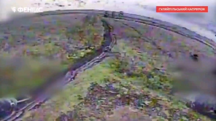 トラックに詰め込まれた11人のロシア侵略者は、フェニックスUAS連隊のウクライナ国境警備隊が操縦する1機のFPVドローンで排除された。フリイポール軸。 2026 年 4 月 26 日公開