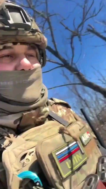 ロシアの兵士は自分の状況に満足していなかった。日付と場所は非公開。