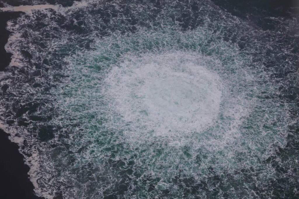 彼らは爆発物入りのボトル12本を携えてボーンホルム島へ向かう途中だった。その後、「アイスマン」がスピードカメラでフラッシュされました。これがノルド・ストリーム妨害行為の背後にある犯人の物語です