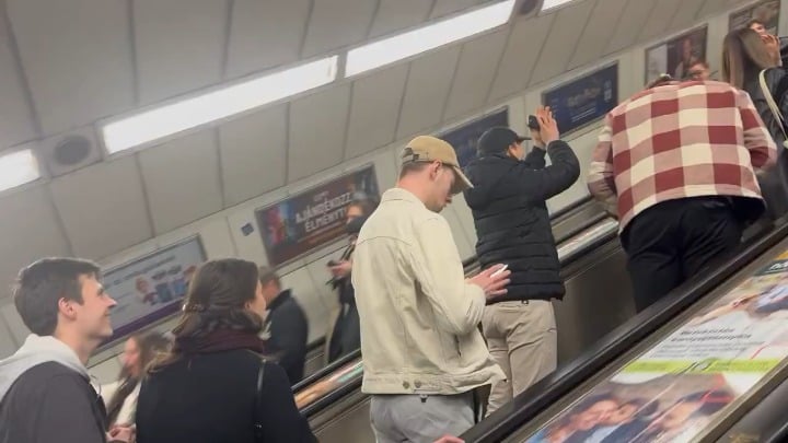 「ルシュキク・ハザ！」の掛け声（ロシア人は家に帰れ！） ブダペストの地下鉄内