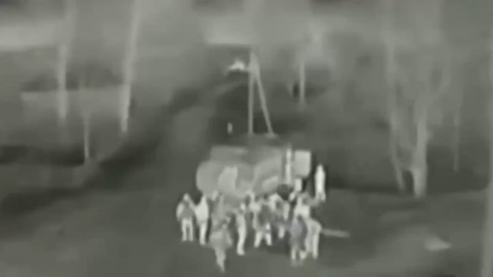 ウクライナの特攻無人機がハリコフ地方のロシア兵士の群衆に突っ込む