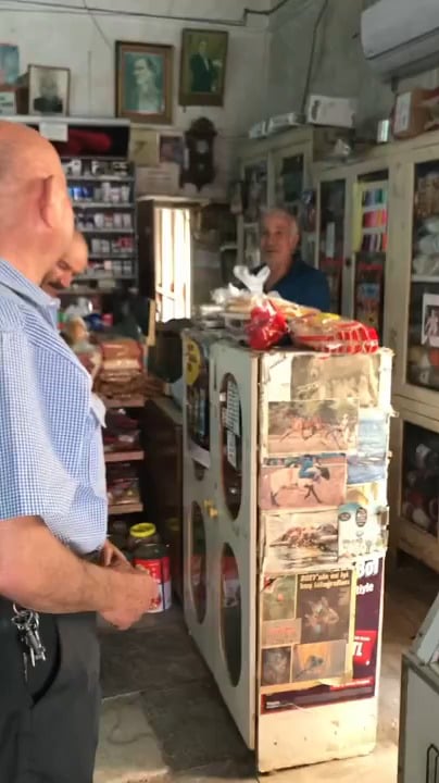 ギリシャ系キプロス人とトルコ系キプロス人が村で数年ぶりに再会