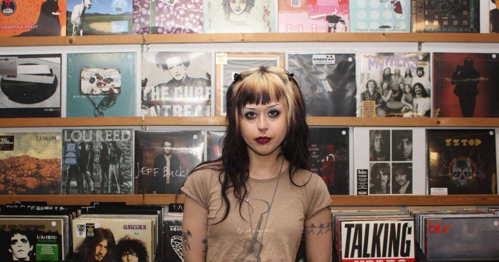 コークの職場でスマートグラスを使用している女性がインフルエンサーに撮影され、プライバシー法の強化を求める