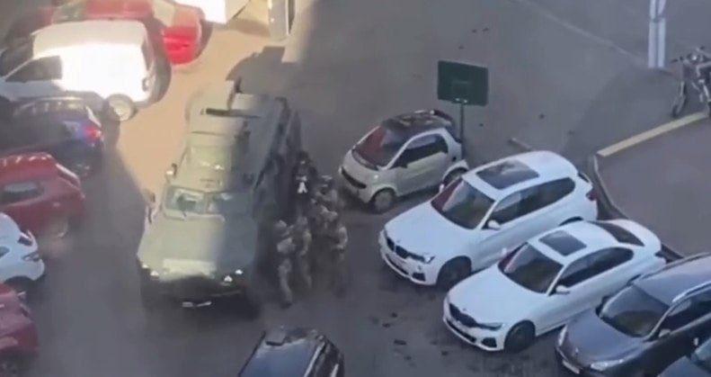 ウクライナの対テロSOF部隊コードが姿を現し、キエフで銃乱射事件の犯人が立てこもっている市場を襲撃する準備を進めている。 2026 年 4 月 18 日