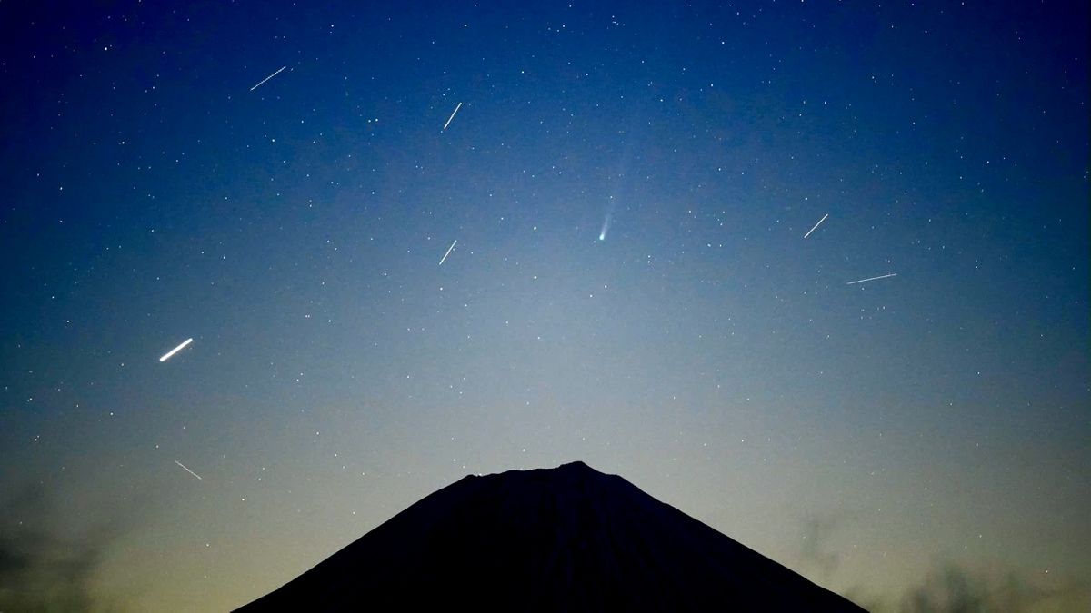 18万年ぶり接近！パンスターズ彗星が富士山と“共演” 観測は22日が最後か 山梨