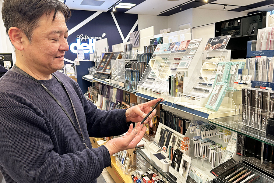 「元々私自身がシャーペンが好きでして。紀寺商事さんのおすすめもあり、10年前から異色のシャーペンを仕入れていました」と語る代表の前田武嗣さん