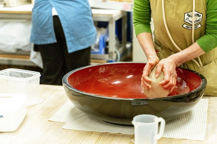 生地をこねるようす