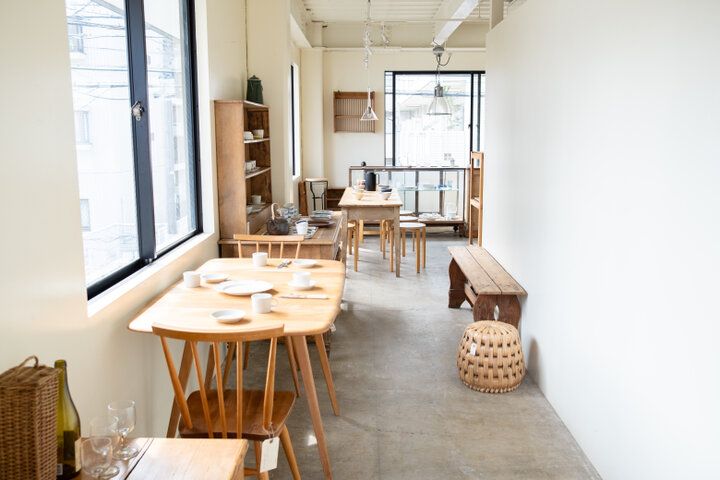 吉祥寺で週3日だけオープン。北欧や英国の一点ものに出会える、暮らしの道具と家具のお店「CINQ HOME」