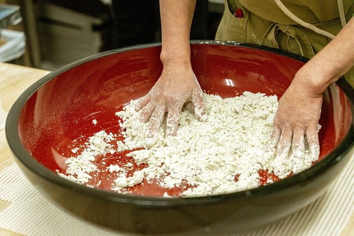 そば粉をこねる様子