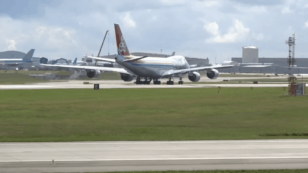 カーゴラックス社の最新鋭ボーイング 747-8 貨物機がペイン フィールドから離陸します。機長はアグレッシブな低高度のウィング ウェーブでスタイリッシュに送り出し、女王を崖っぷちまで押し上げ、忘れられない別れを告げました。 2014 年 10 月。