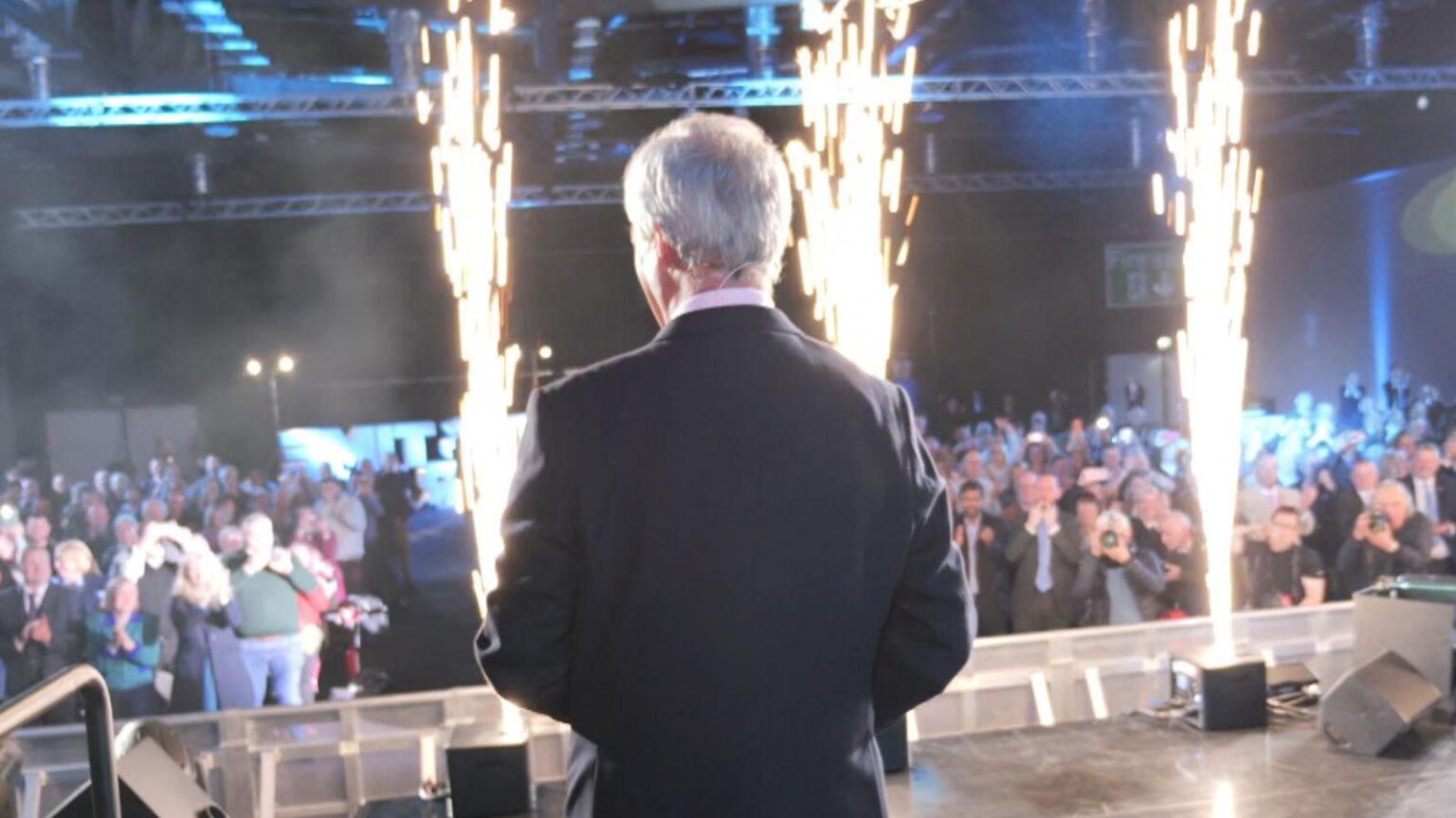 「何千人もの人々をコントロールすることはできない」：改革が守らなかった約束について質問されイライラするファラージ氏