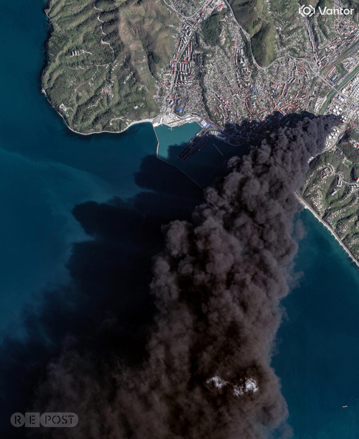 トゥアプセ製油所から立ち上る煙の衛星写真