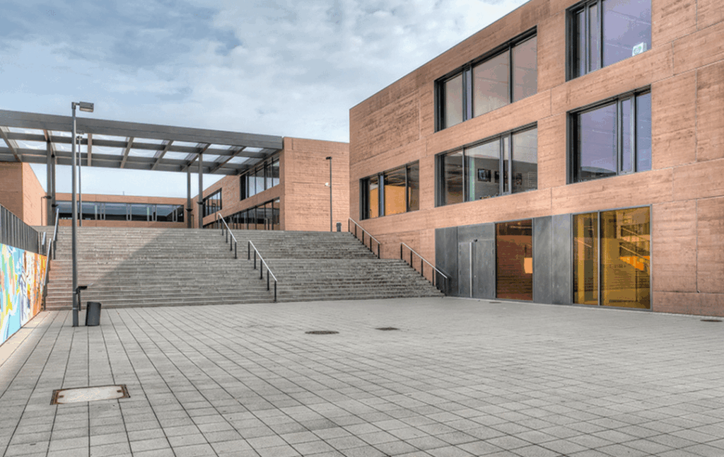 私はマメルのヨーロッパ第2学校が全く好きではありません。なぜなら、そこでのひどい経験のせいです。他に関係する人はいますか？