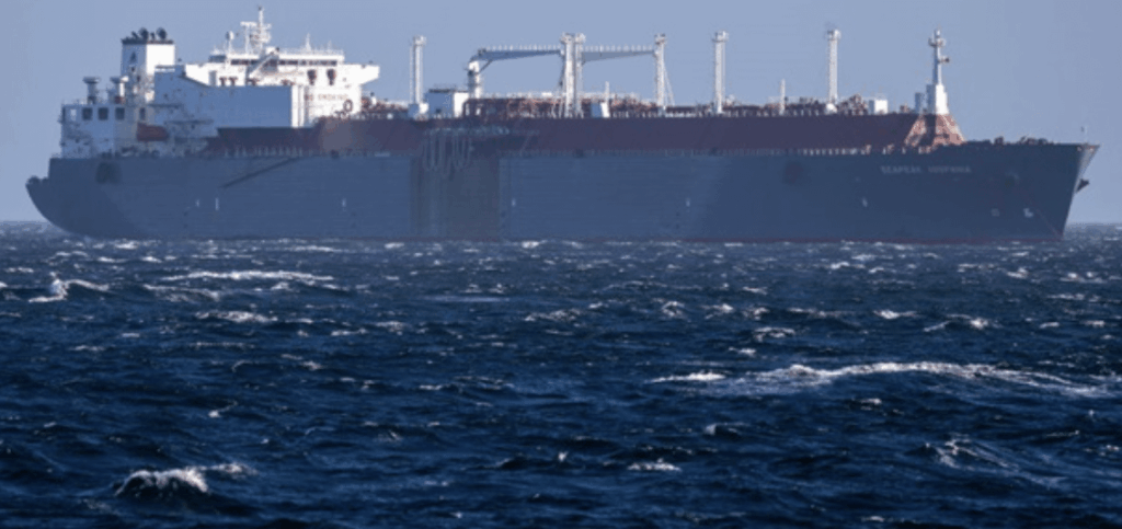 EUはG7パートナーと連携し、価格上限を超えて原油を販売する仲介業者や仲介業者をターゲットに、ロシアの石油取引ネットワークに対する制裁を強化している。この動きは、世界のエネルギー市場からのクレムリンの収入をさらに削減することを目的としている。