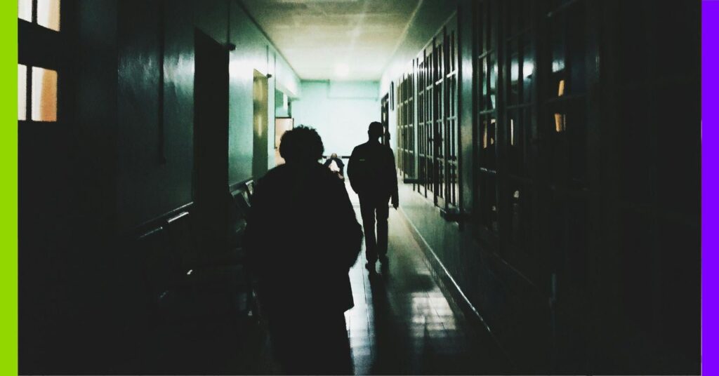 「彼らは彼をめちゃくちゃにするつもりです」：母親が自閉症の息子の精神科治療について警告