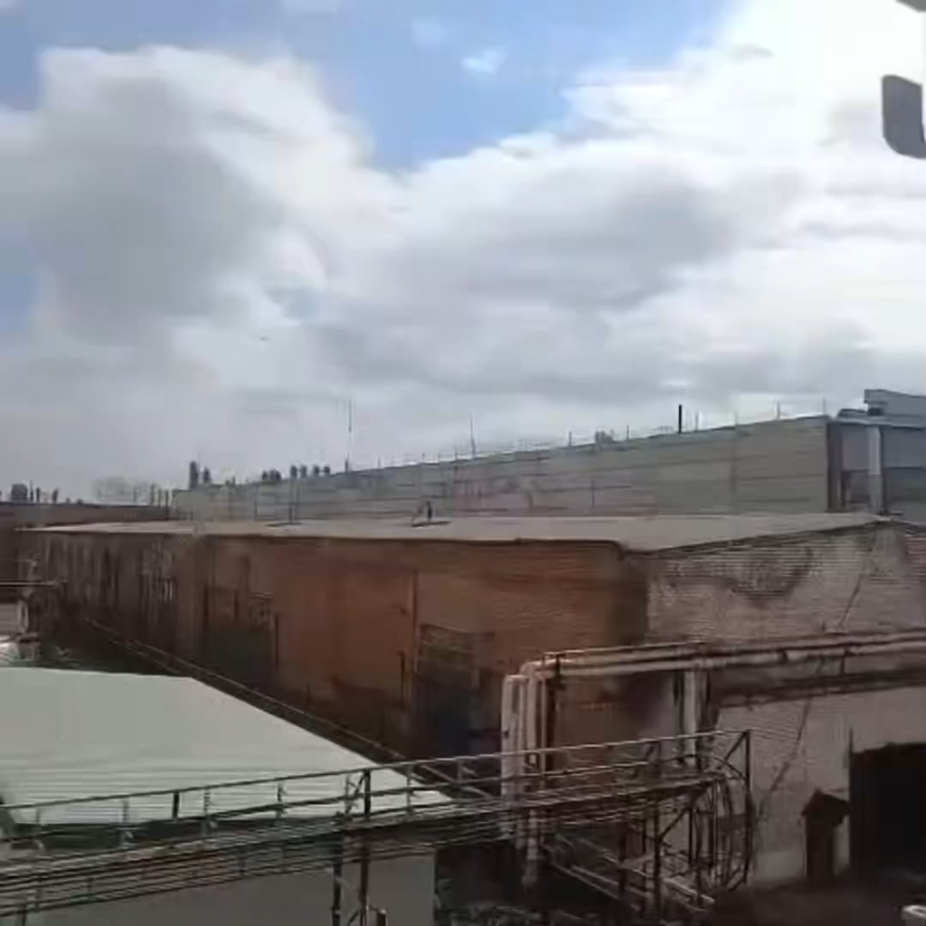 ステルリタマク石油・化学工場で震え、息を切らしたロシア人労働者が、ウクライナの無人航空機がアンモニア処理装置に衝突する瞬間を撮影した。ロシア、バシコルトスタン共和国。