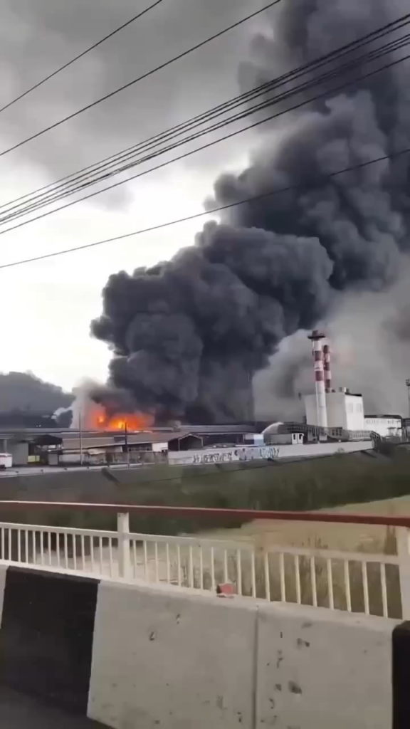 トゥアプセと、戦時中に製油所のすぐ隣に都市を建設した結果。