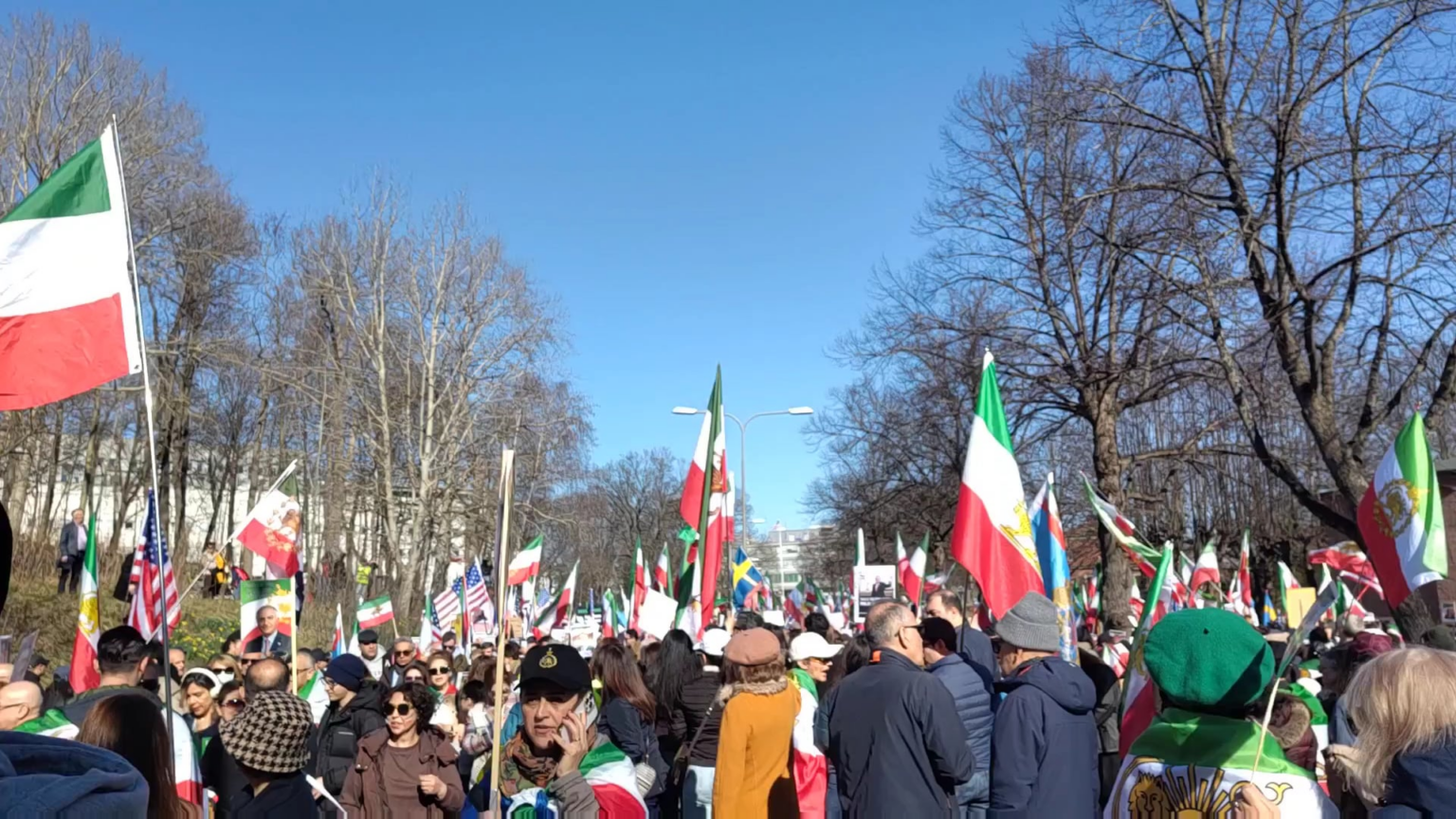 今日、数千人のイラン人がストックホルムの米国大使館前に集まり、ストランドヴェーゲンを通ってグスタフ・アドルフの広場まで行進した。
