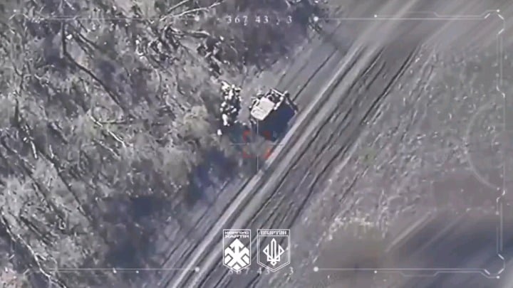 第3作戦旅団「スパルタン」のウクライナ軍無人機が精密攻撃でロシアの車両、弾薬、軍隊を破壊し、物資を降ろしている集団を一度の攻撃で撃破した。ポクロフスク方向。 2026 年 4 月 24 日公開