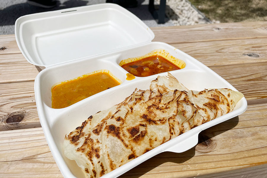 『大阪・関西万博』で行列をつくったマレーシア館の「ロティーチャナイ」（2025年撮影／Lmaga.jp）