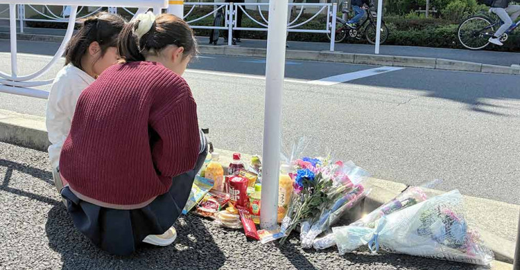 追悼のお供え絶えず…横浜・戸塚で女児はねられ死亡、３年前にも横断中事故 - kanaloco.jp