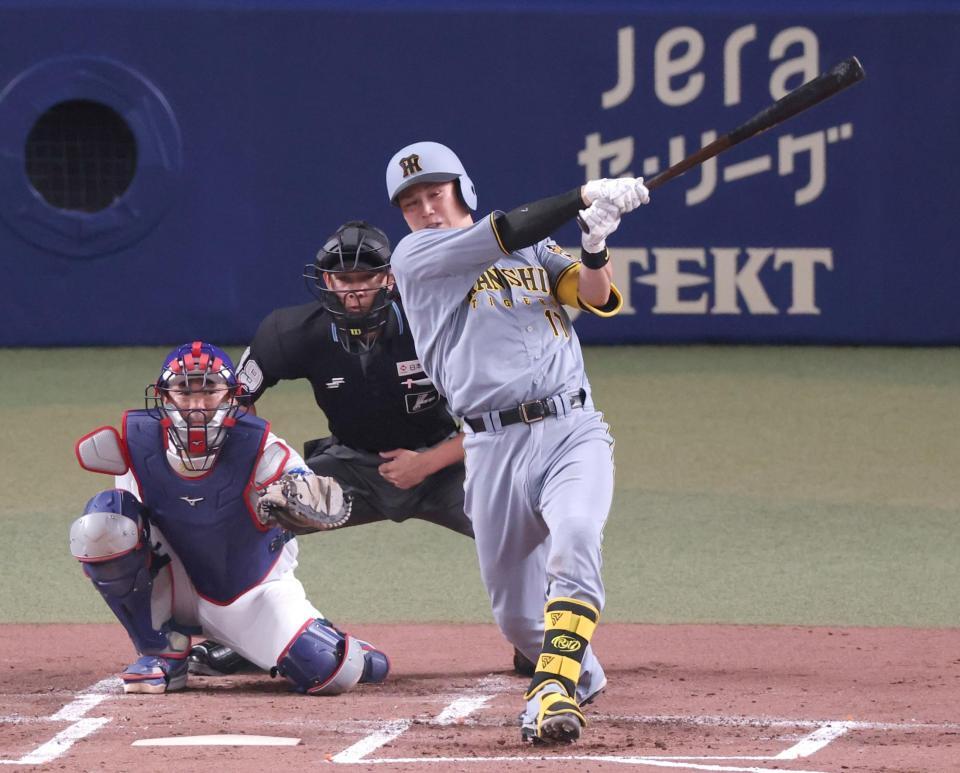 阪神・伏見が移籍後初安打 ベンチ前に多くの選手が飛び出しボールの返却求める 雰囲気の良さ伝わる光景 - デイリースポーツ