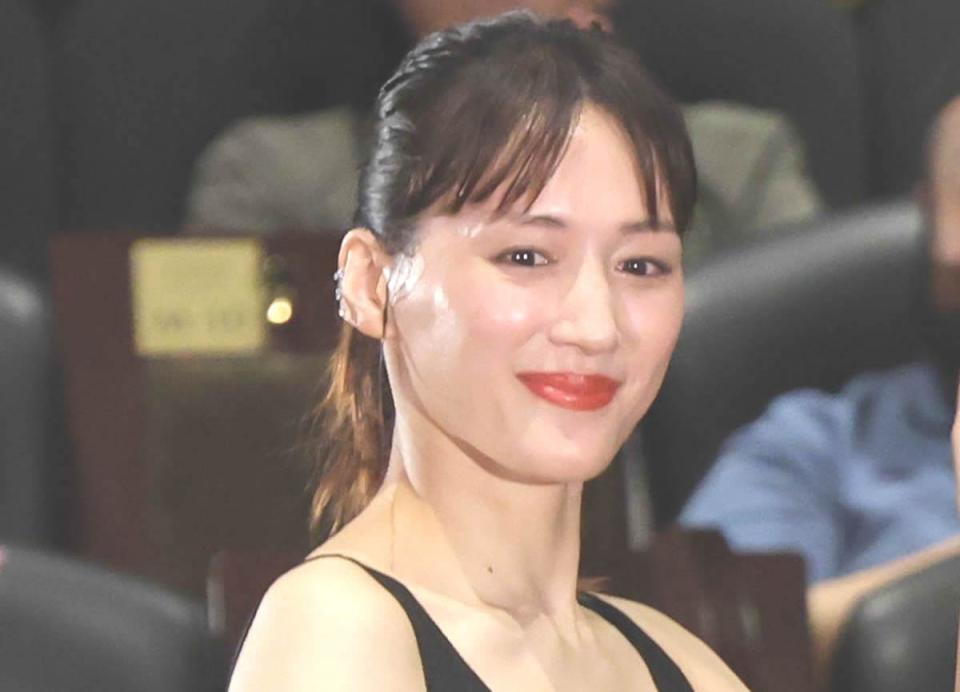 綾瀬はるか 夫婦役だけど「ご兄弟みたい」 人気俳優と密着オフショ「雰囲気にほっこり」「また共演してほしい！」 - デイリースポーツ