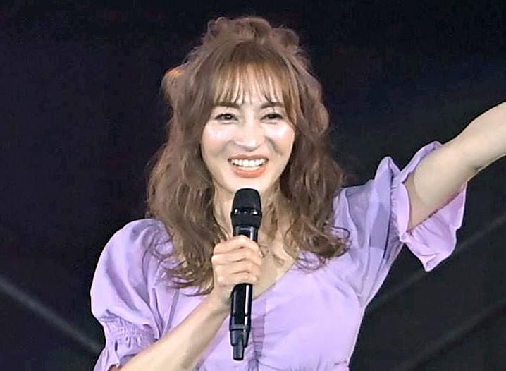 新山千春 マッチングアプリで再婚のロン毛１４歳下夫と仲良し２ショを人気俳優が撮影「幸せそう♥いいなぁー」の声 - デイリースポーツ