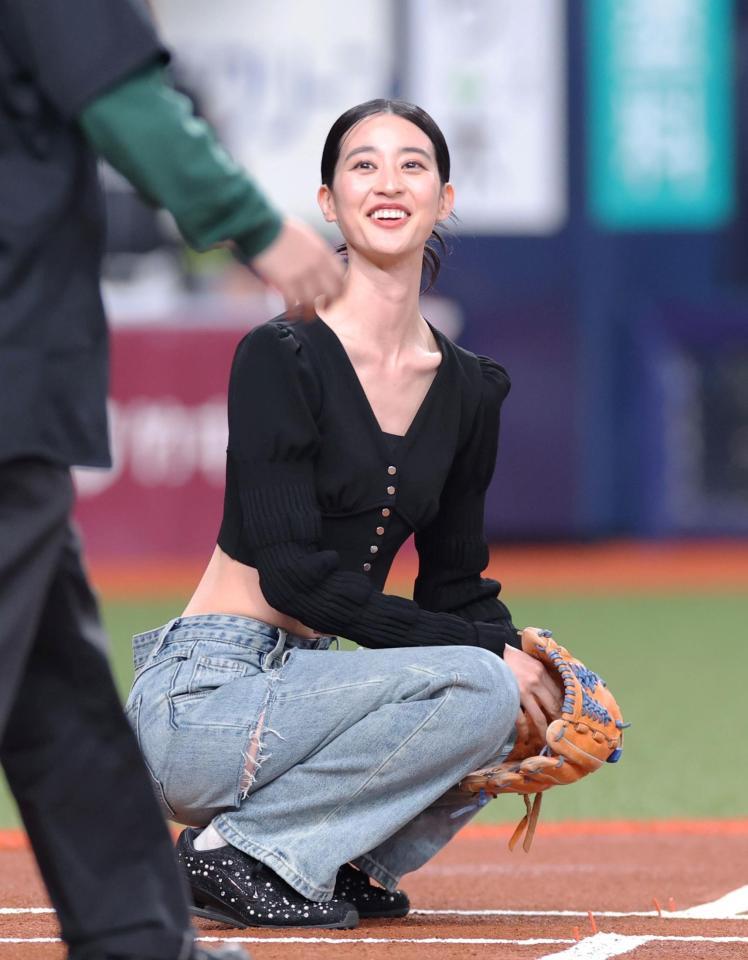 始球式でスーパーキャッチの９頭身美女 衣装からのぞいた腹筋背筋「塩抜きも３日しました（笑）」舞台裏明かす - デイリースポーツ