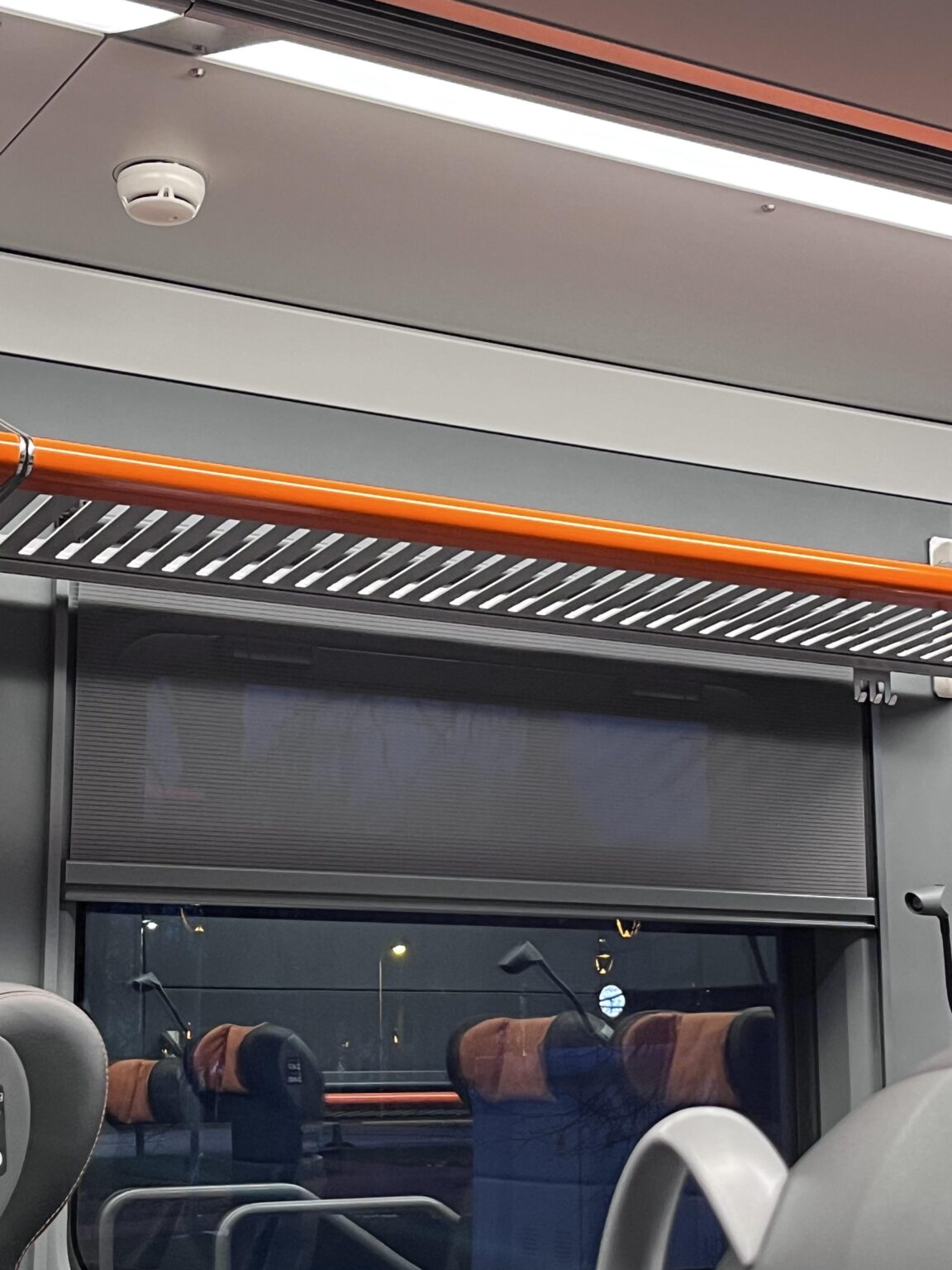 エルロンと電車のブラインド
