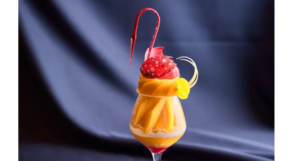 南国感きらめく白鳥デザート！ 浦安ブライトンホテル東京ベイ「スワンパフェ～宮崎マンゴー～」 | TRILL【トリル】