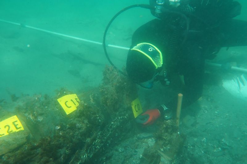 水中の構造物にしるしを付ける様子/Felipe Cerezo Andreo