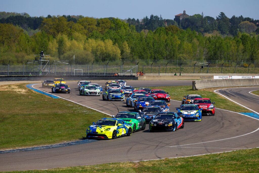 ライブ中継 – GT4フランス第2戦、ノガロ・サーキットの模様をライブ動画でご覧ください | AutoHebdo