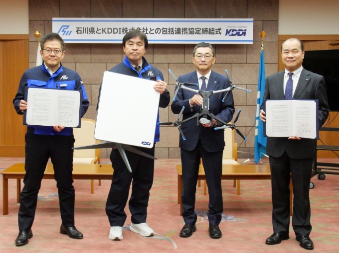 KDDIは2024年10月25日に石川県と包括連携協定を締結。「ローソン」の店舗にドローンポートなどを設置し、災害対策などに活用する取り組みを進めている。写真は同日に実施された石川県とKDDIとの包括連携協定締結式にて撮影