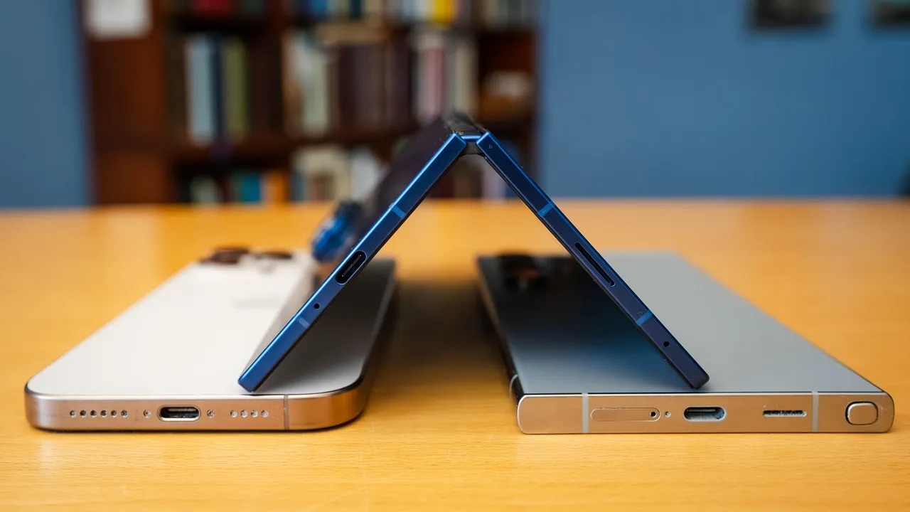 iPhone 16 Pro MaxとGalaxy S24 Ultraの上に載っているGalaxy Z Fold7（提供：Jason Hiner/ZDNET）